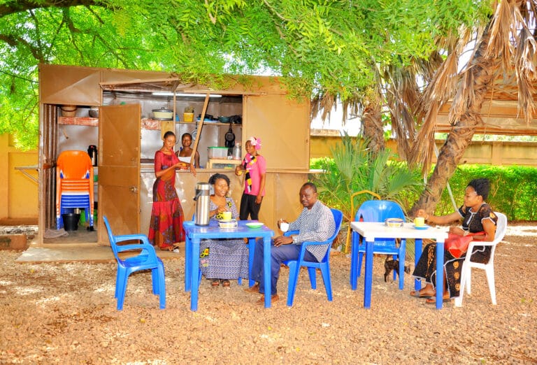 Cafétéria de l’ESCO-IGES, sous les arbres du campus