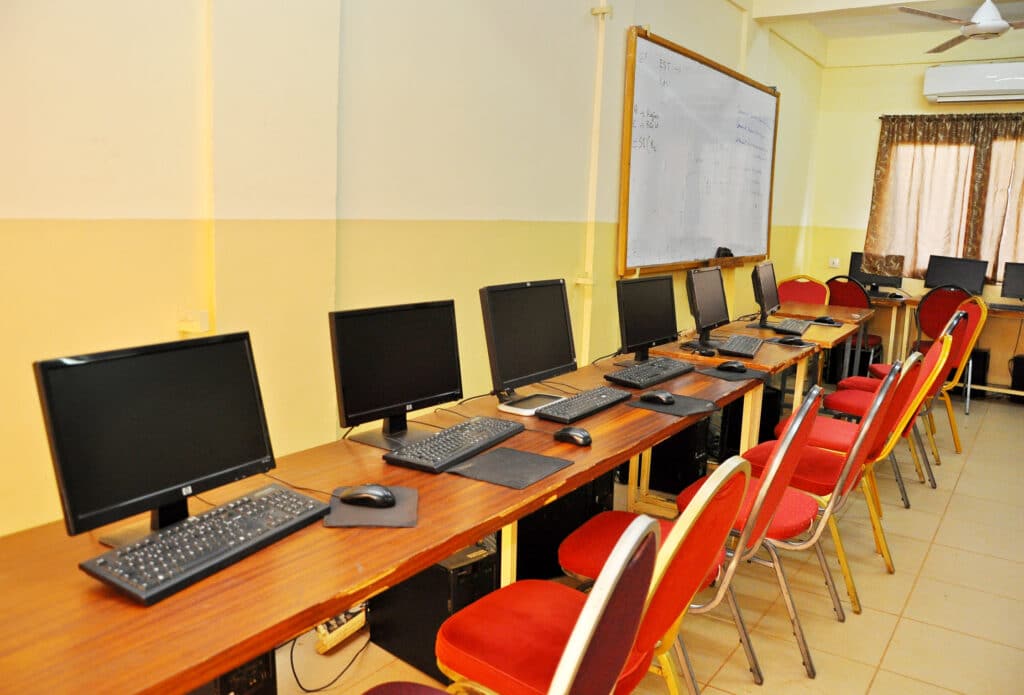 Salle informatique de l’ESCO-IGES équipée d’une trentaine de postes