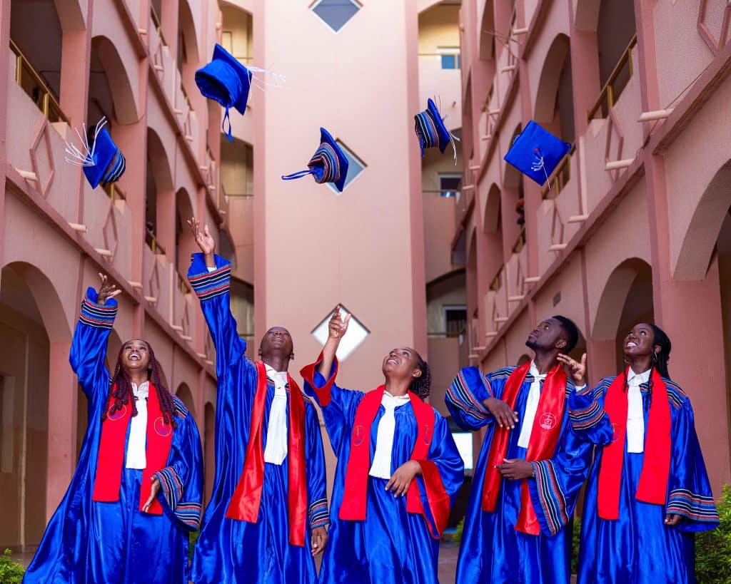 Diplômés de l’ESCO-IGES lançant leur toque dans la cour du campus